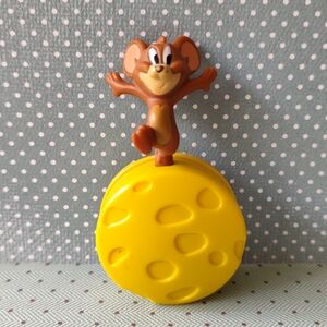 3/$20💗2021 McDonald's Tom & Jerry  Jerry On Cheese Wheel Toy Figure
